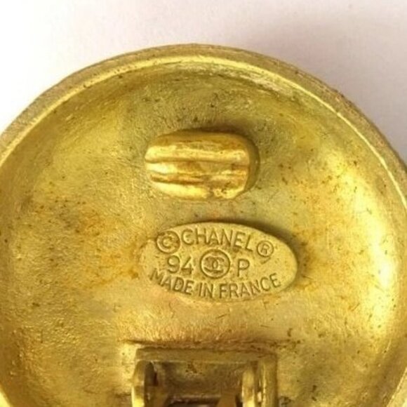 CHANEL Vintage CC 24K Gold Plated Clip-On 1" Round Medallion Logo Earrings w/Box - Picture 5 of 5